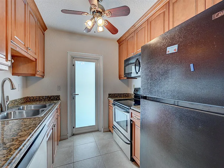 2020 NE 56th St #204 — Photo 5