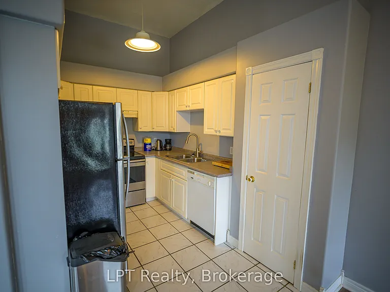 317 Queen St #304 — Photo 5