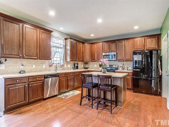 3rd image of 457 Oak Alley Trl