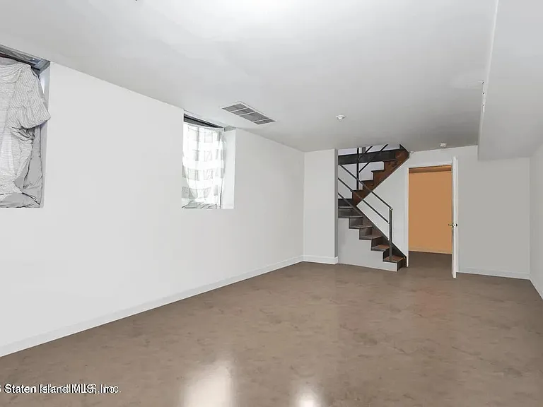 703 Bay St — Photo 6