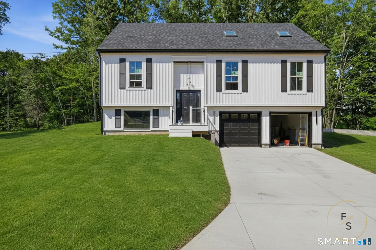 3 bed, 3.0 bath, 2850 sqft, $3,995 — Photo 1
