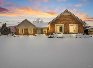 249 E Silverbell Rd, Lake Orion, MI 48360