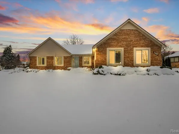 249 E Silverbell Rd, Lake Orion, MI 48360