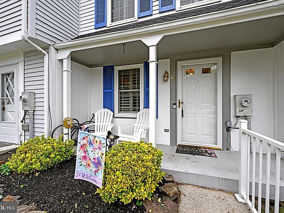 3rd image of 42 Stillwood Cir