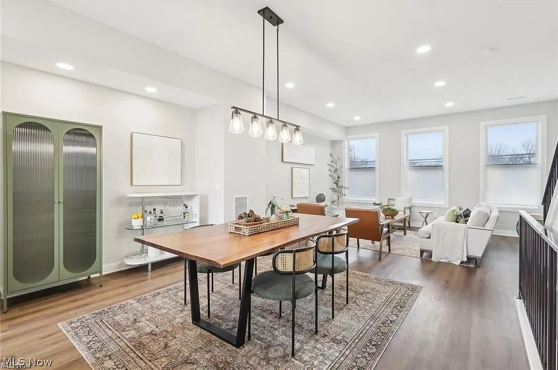 2 bed, 2.5 bath, 1901 sqft, $3,300 — Photo 2