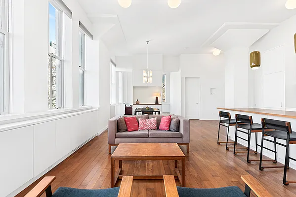 Sold by The SIMPLE Real Estate Co | media 2