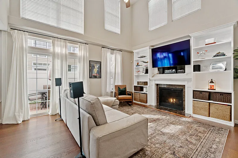 3 bed, 2.5 bath, 1715 sqft, $2,500 — Photo 4