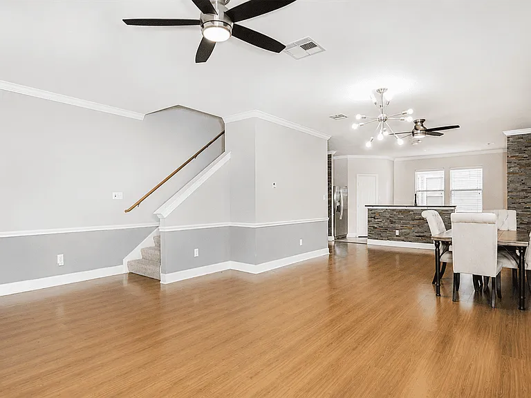 1720 Elgin St — Photo 5