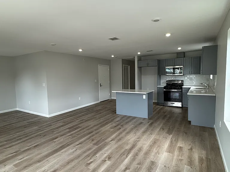 388-390 S 6th St #5 — Photo 3