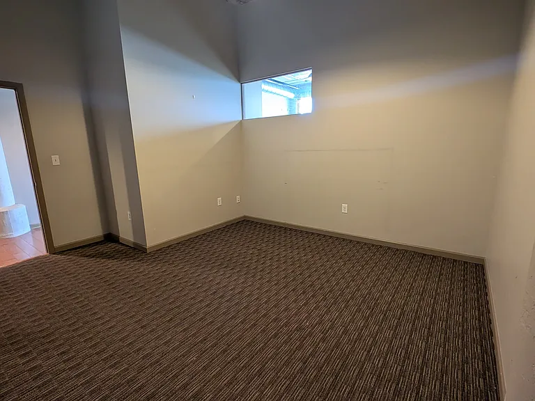 Type 6 bedroom. High ceilings, loft style