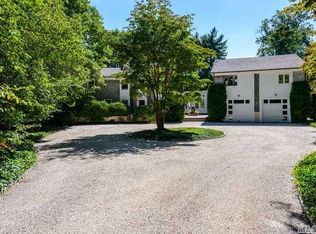 16 Pomeroy Ln, Locust Valley, NY 11560