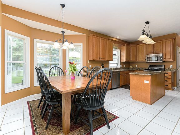 5th image of 425 Brittany Dr