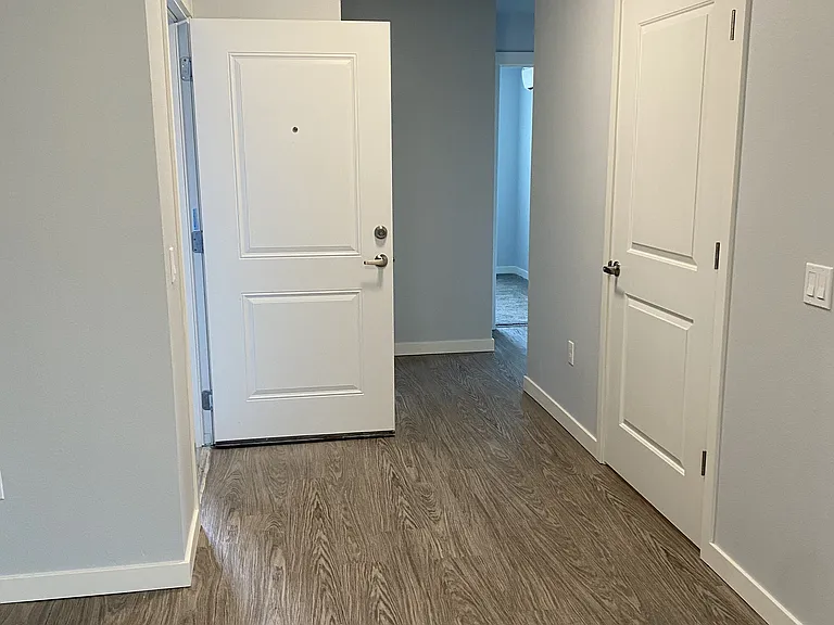 Queen Court Apartments — Photo 16