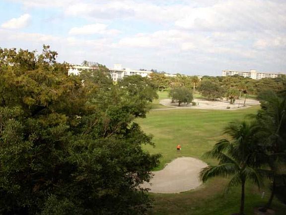2nd image of 3600 Oaks Clubhouse Dr APT 404