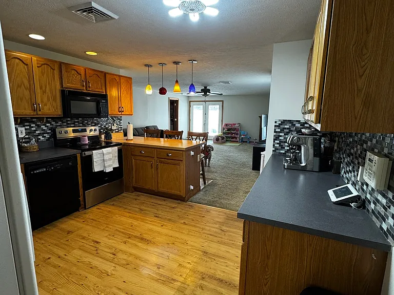 210 Janet Ave — Photo 4