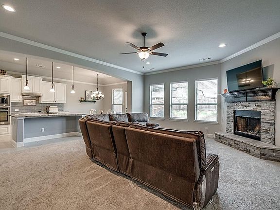 3rd image of 305 Strait Ln