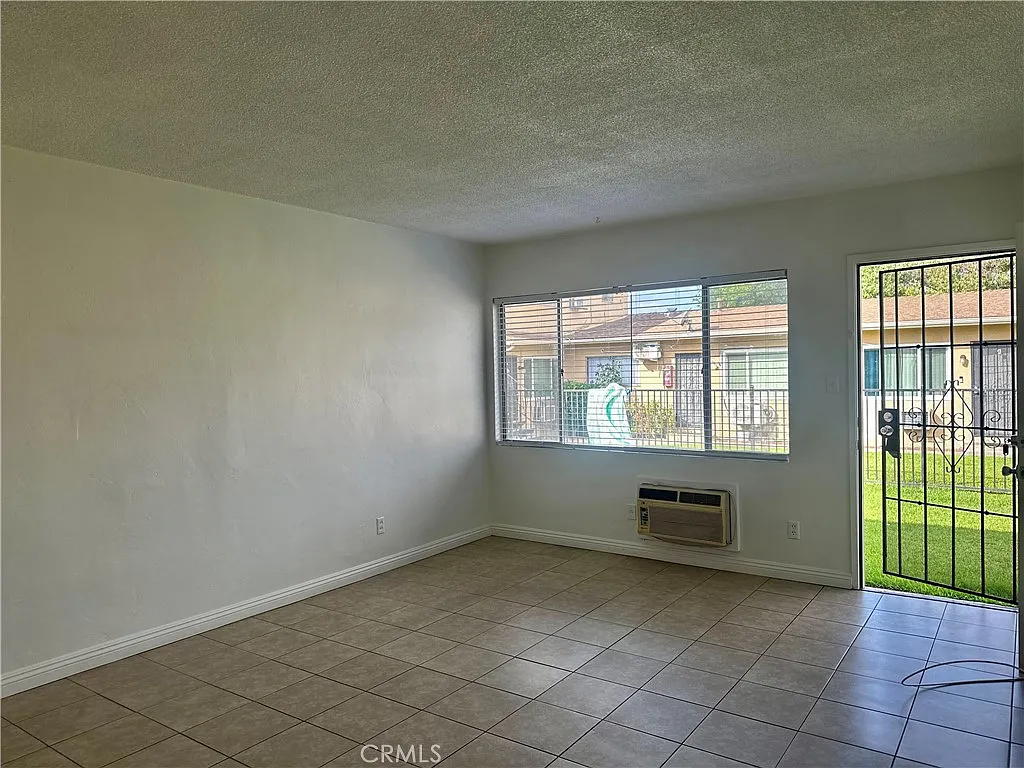 Building Photo - 5147 Canoga St #A