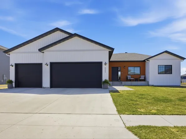 2943 Prairie Farms Cir S, Fargo, ND 58104