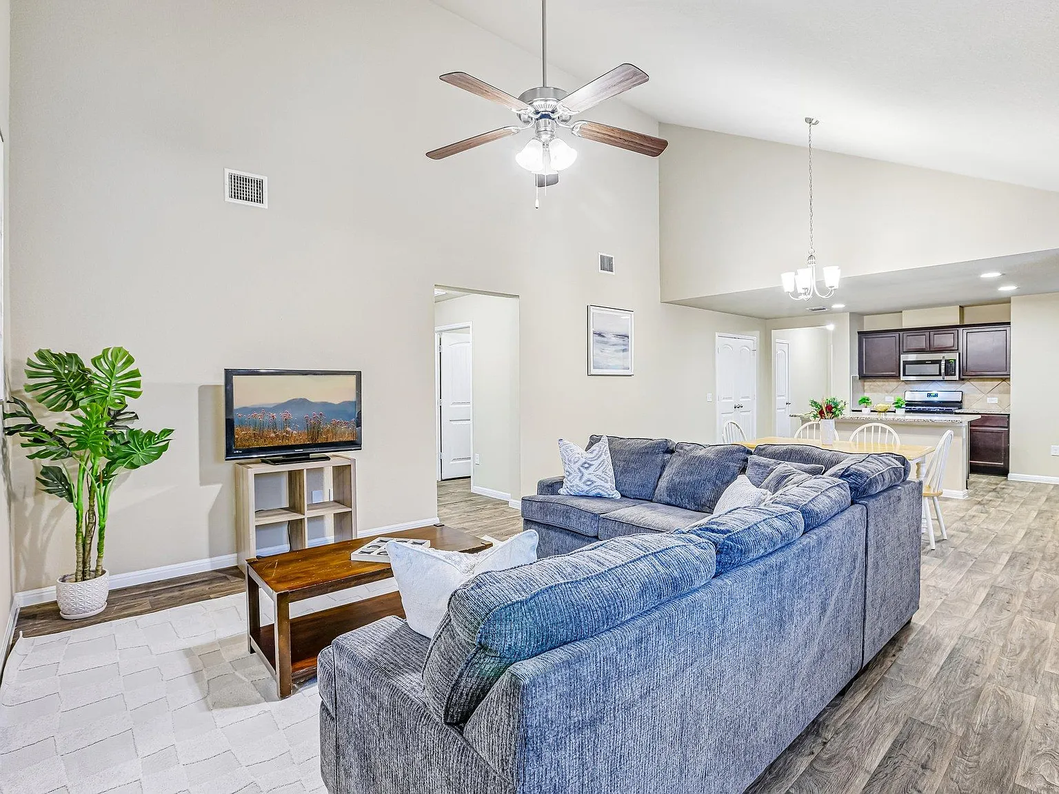 4 bed, 2.0 bath, 1908 sqft, $2,250 — Photo 4