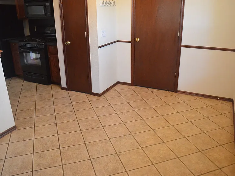 1905 Cloverdale Ln — Photo 4