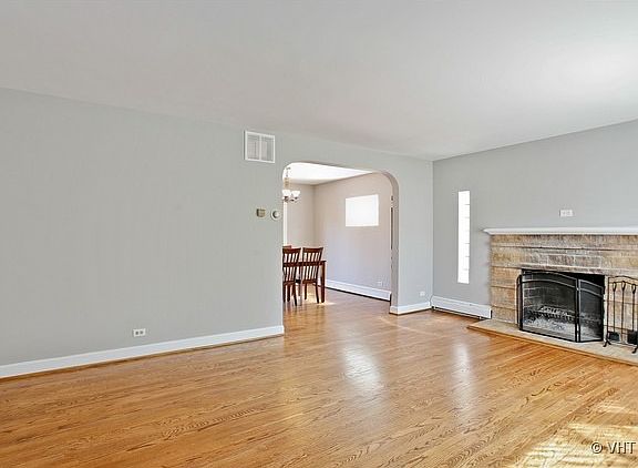 3rd image of 815 N La Grange Rd