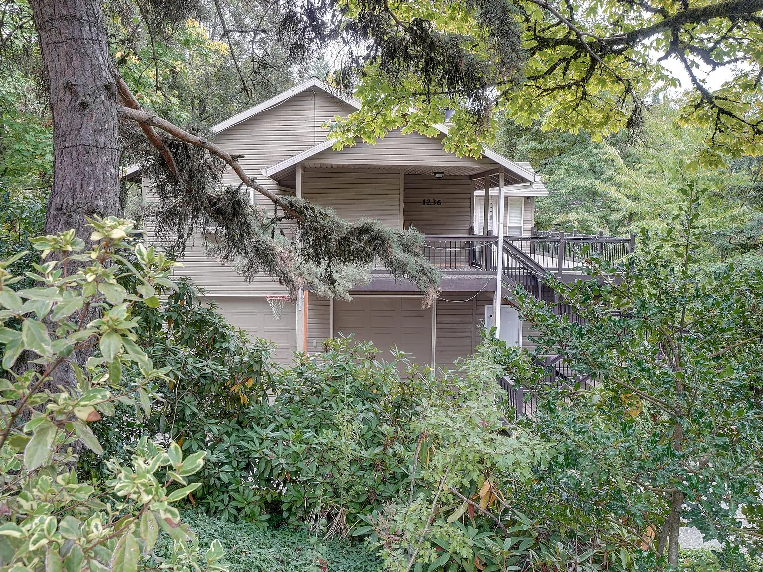 3 bed, 3.5 bath, 2100 sqft, $3,440 — Photo 2