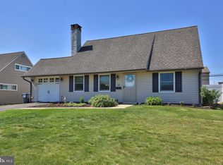 19 Parkside Cir, Levittown, PA 19056