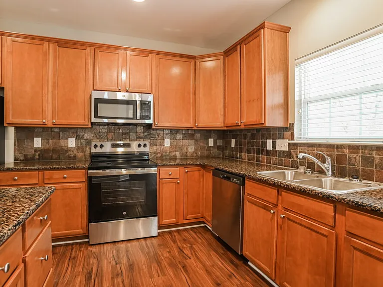 2404 Sierra Chase Dr — Photo 7