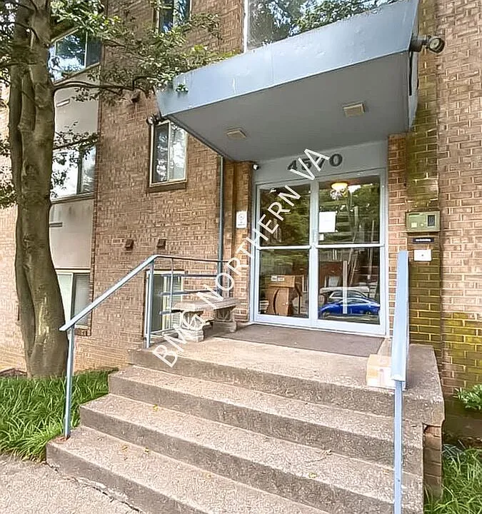 4570 Macarthur Blvd NW #202