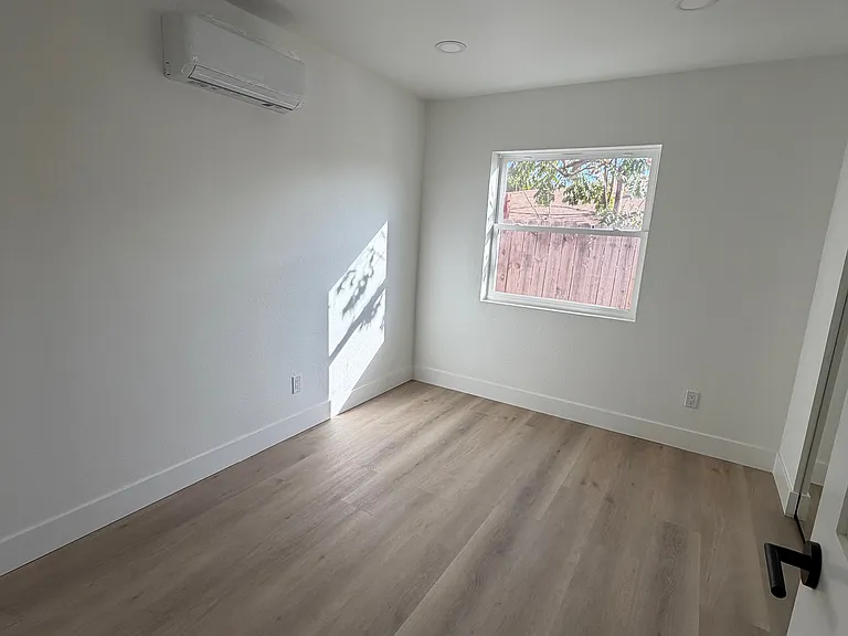 957 W 9th Ave — Photo 13