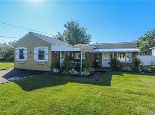 385 Kansas St, Lindenhurst, NY 11757