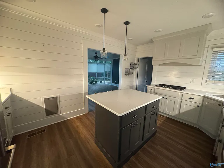 208 Surrey Rd SW — Photo 31