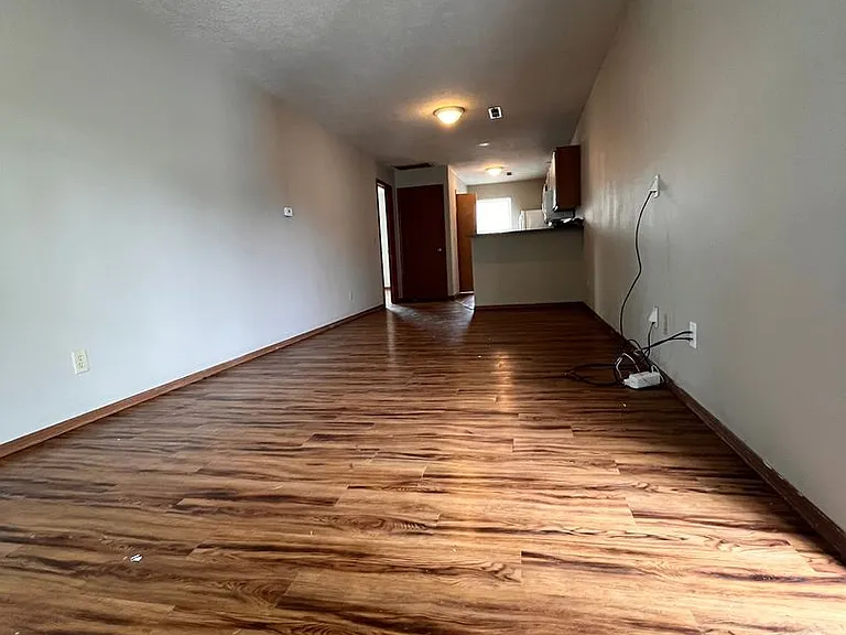 1030 E Walnut St — Photo 4