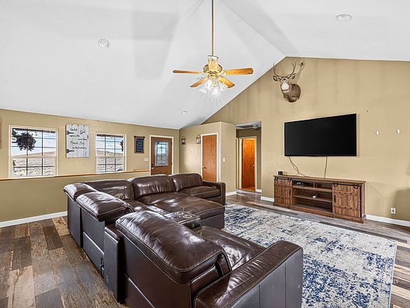 3rd image of 811 Hilltop Dr