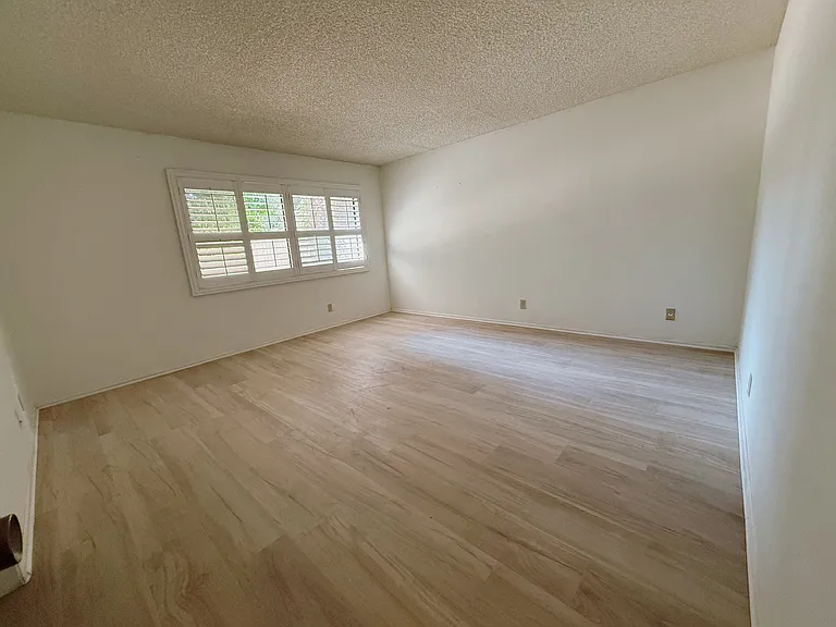 475 W Walnut St — Photo 24