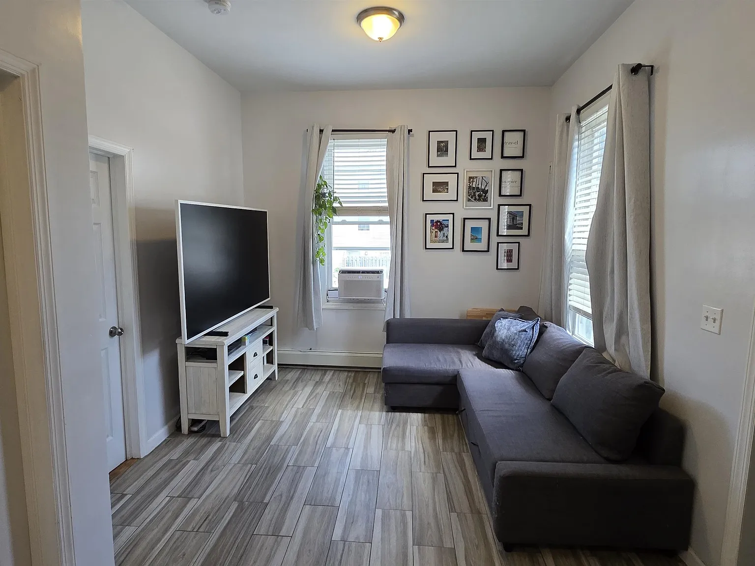 2 bed, 1.0 bath, 622 sqft, $2,400 — Photo 3