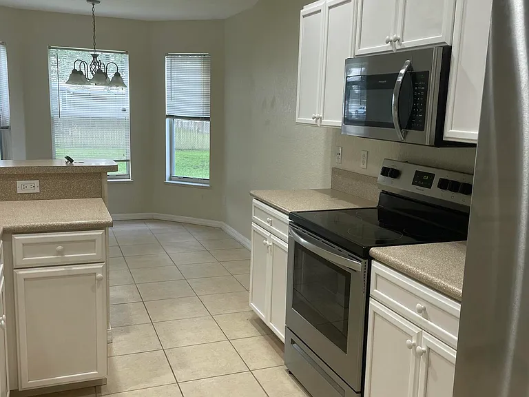 435 SW Lakota Ave — Photo 3