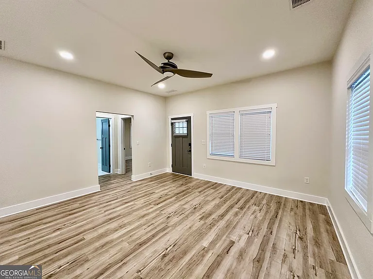 942 Parsons St SW — Photo 4
