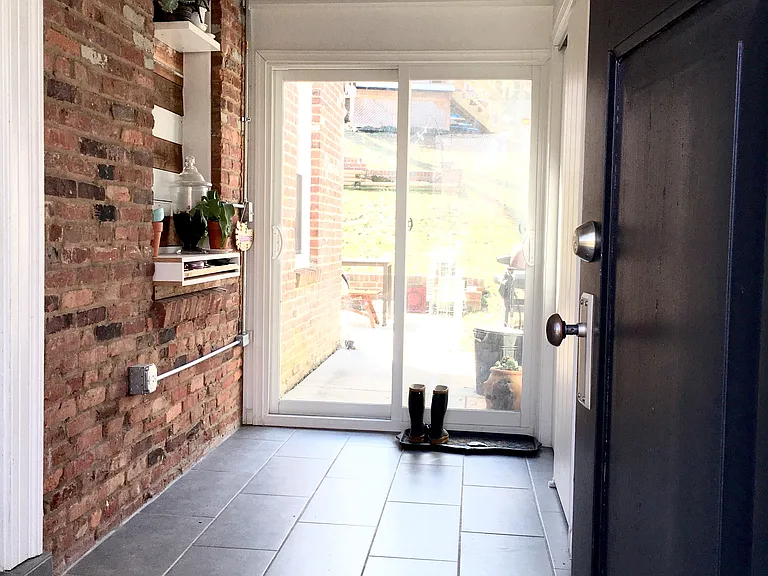 720 Parkway Ter — Photo 2