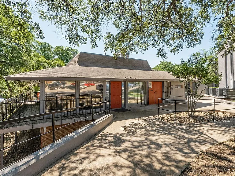 South Crest Apartments: All Bills Paid -Dazzling Dallas Apartments in Quiet Area! — Photo 43