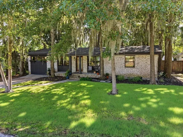 1203 Valley Dr, Hanahan, SC 29410