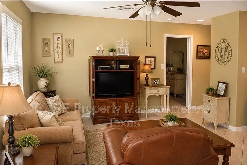 1 bed, 1.0 bath, 1092 sqft, $1,500 — Photo 2
