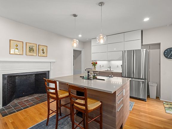 3rd image of 41 Middle St
