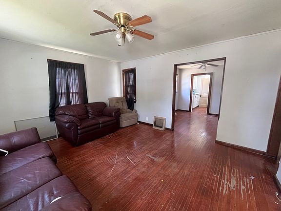 4th image of 115 N Oak St