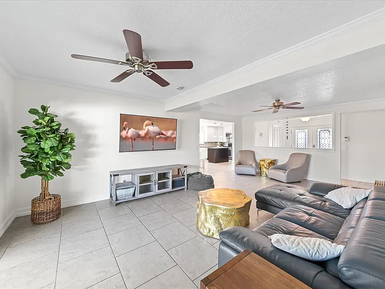 310 Franklyn Ave — Photo 15