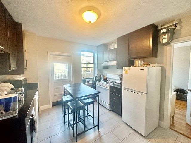 1st image of 220 Hanover St APT 1
