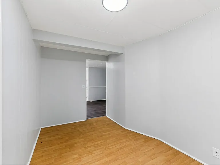 221 N Crysler Ave — Photo 15