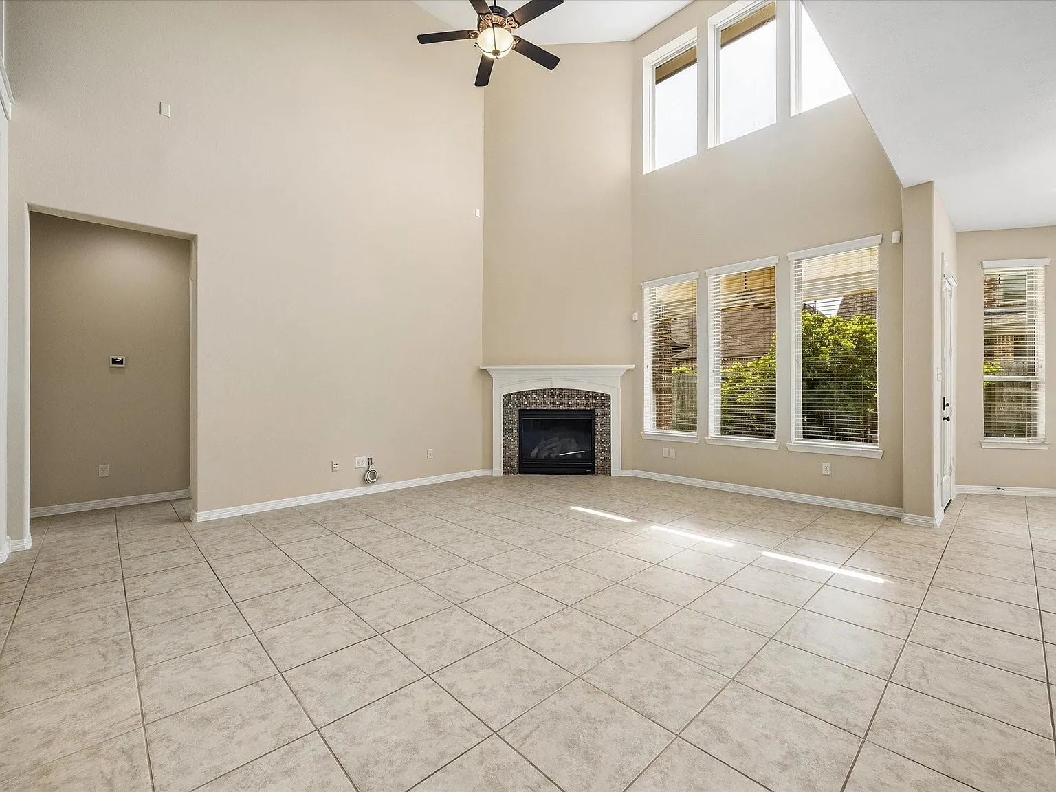 5 bed, 4.5 bath, 3357 sqft, $3,700 — Photo 4