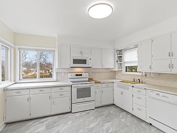 3rd image of 809 W Edgewater Street