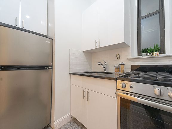 5th image of 210 E 38th St APT 1B
